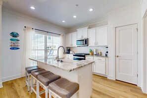 Fridge, microwave, oven, stovetop - Brilliant beach house located walking distance to beach with community pool (Orange Beach)