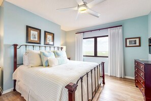 3 bedrooms, desk, iron/ironing board, WiFi - Spacious condo with views, pool, beach access, & private fishing pier (Orange Beach)
