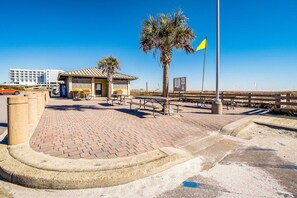 Outdoor dining - Gulf view condo with pool & fitness center - balcony, open layout, and W/D (Orange Beach)