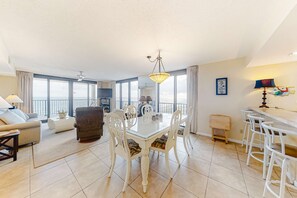 TV, DVD player, offices - Attractive fifth-floor suite in beachfront building with pool & central AC (Orange Beach)
