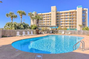 Pool - Attractive fifth-floor suite in beachfront building with pool & central AC (Orange Beach)