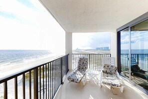 Property grounds - Attractive fifth-floor suite in beachfront building with pool & central AC (Orange Beach)