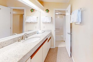 Shower, towels - Attractive fifth-floor suite in beachfront building with pool & central AC (Orange Beach)