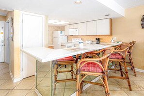 Fridge, microwave, oven, stovetop - Beautiful resort condo at the foot of the beach with pool, WiFi, central AC (Orange Beach)