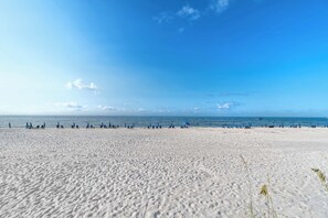 A beach with white sand and a clear blue sky. - Beautiful resort condo at the foot of the beach with pool, WiFi, central AC (Orange Beach)