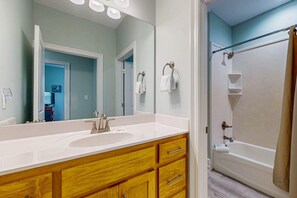 Shower, hair dryer, towels - Gulfview duplex with panoramic views, large balcony, and internet (Dauphin Island)