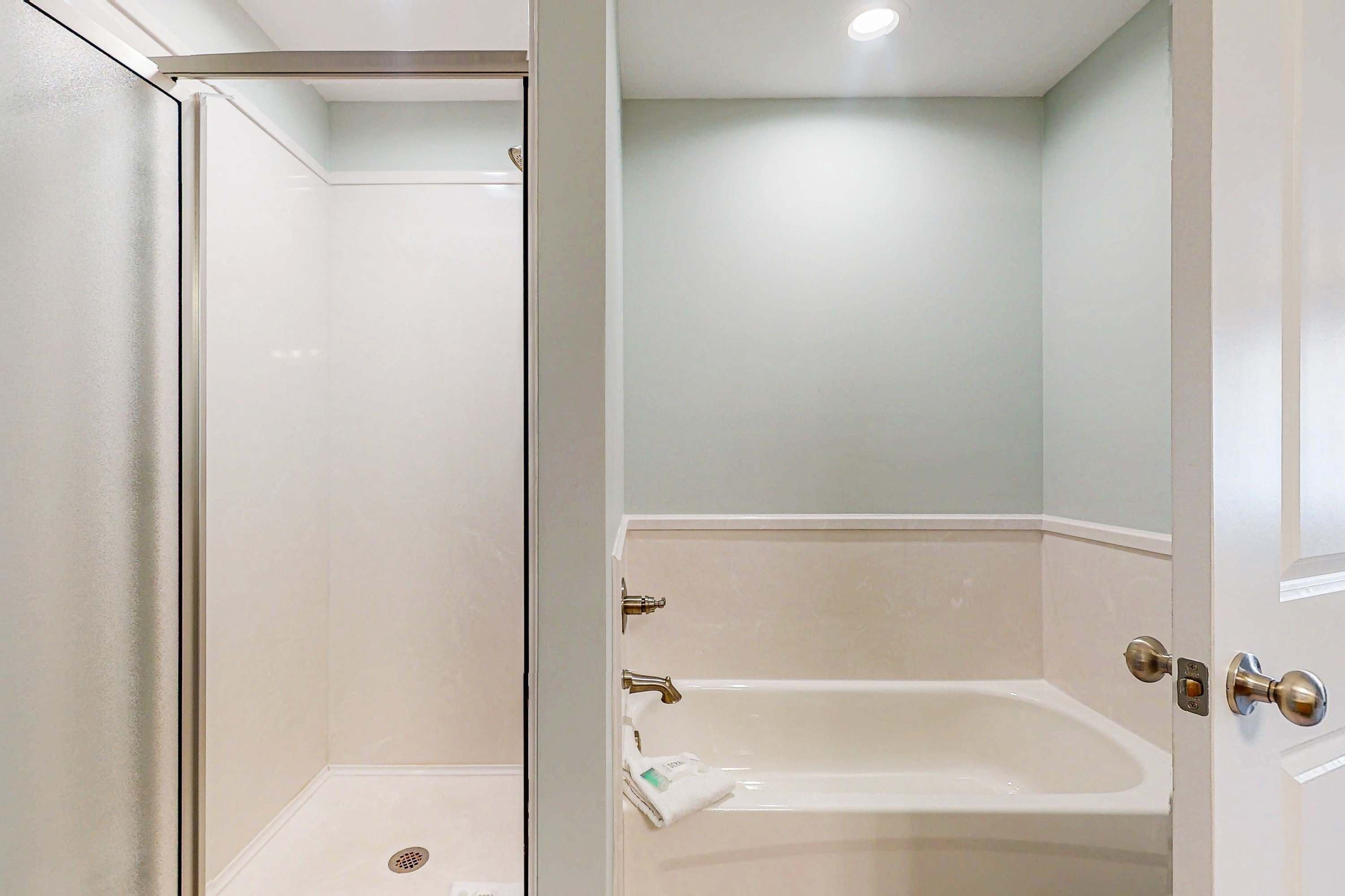 Ein Badezimmer mit Dusche, Badewanne und Toilette.