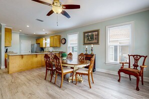 Dining - Gulfview duplex with panoramic views, large balcony, and internet (Dauphin Island)