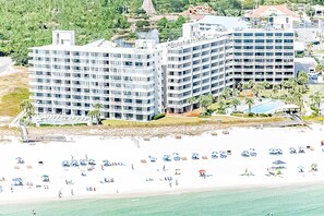 On the beach - Seaside escape with balcony, WiFi, pools, tennis, steam room, & gym (Orange Beach)
