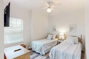 2 bedrooms, WiFi, bed sheets - Newly renovated second-floor condo with shared pool, WiFi, W/D, & central AC (Dauphin Island)