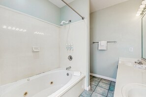 Shower, towels - Gulf-Front Condo w/ Balcony, Shared Pools, and Beach Access (Dauphin Island)