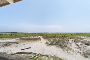 Beach - Inviting home near the beach with balcony, full kitchen, central AC, & W/D (Dauphin Island)