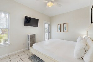 3 bedrooms, iron/ironing board, WiFi, bed sheets - Spacious private home with patio, balconies, close to beaches (Gulf Shores)