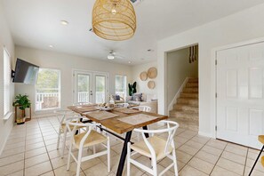 Dining - Spacious private home with patio, balconies, close to beaches (Gulf Shores)
