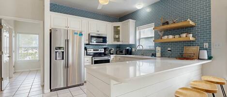 Geladeira, micro-ondas, fogão, cooktop