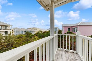 Property grounds - Spacious private home with patio, balconies, close to beaches (Gulf Shores)