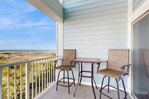 Property grounds - Cozy coastal condo with loft & shared pool and beach access (Orange Beach)