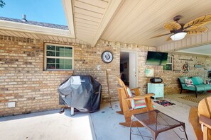 Terrace/patio - Seven Rings, Dog-friendly house with back patio, grill, streaming, washer,dryer (Dauphin Island)