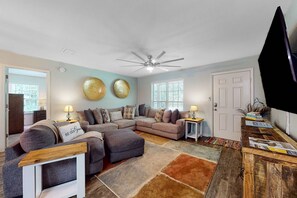 TV, DVD player - Seven Rings, Dog-friendly house with back patio, grill, streaming, washer,dryer (Dauphin Island)