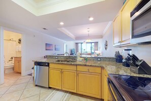 Fridge, microwave, oven, stovetop - Beachfront condo with pool, hot tub, W/D, sauna, balcony, and tennis court (Dauphin Island)
