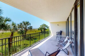 Terrace/patio - Beachfront condo with pool, hot tub, W/D, sauna, balcony, and tennis court (Dauphin Island)