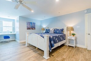 4 bedrooms, desk, iron/ironing board, WiFi - Bayfront beauty with a pool, grill, dock, reading room, board games, & AC (Dauphin Island)