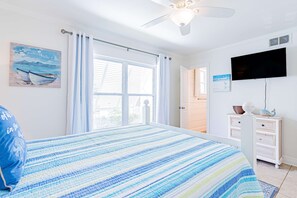 4 bedrooms, desk, iron/ironing board, WiFi - Bayfront beauty with a pool, grill, dock, reading room, board games, & AC (Dauphin Island)