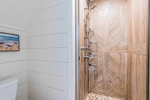 Shower, towels - Bayfront beauty with a pool, grill, dock, reading room, board games, & AC (Dauphin Island)