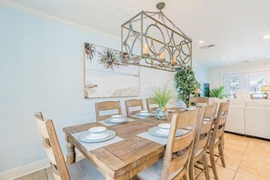 Dining - Bayfront beauty with a pool, grill, dock, reading room, board games, & AC (Dauphin Island)