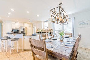 Dining - Bayfront beauty with a pool, grill, dock, reading room, board games, & AC (Dauphin Island)