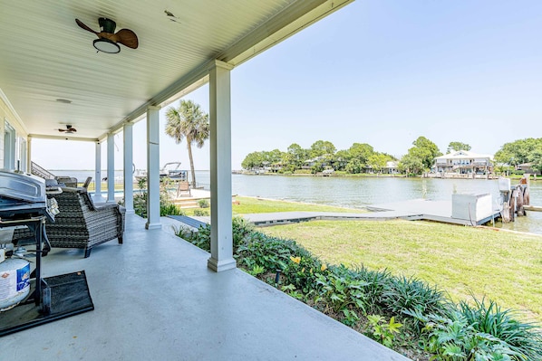 Terrace/patio - Bayfront beauty with a pool, grill, dock, reading room, board games, & AC (Dauphin Island)