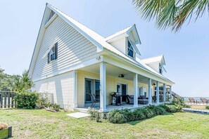 Exterior - Bayfront beauty with a pool, grill, dock, reading room, board games, & AC (Dauphin Island)