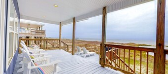 Dog-friendly waterfront home with Gulf views & private beach,lagoon access