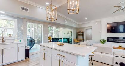 Modern dog-friendly home in the heart of island with hot tub & screened lanai