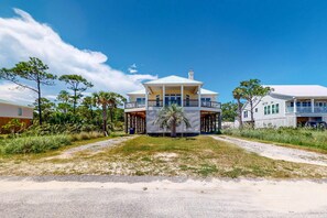 Exterior - Fantastic beachfront home with full kitchen, central AC, & washer,dryer (Dauphin Island)