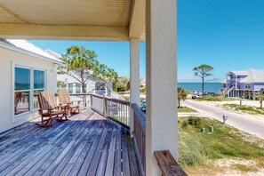 Terrace/patio - Fantastic beachfront home with full kitchen, central AC, & washer,dryer (Dauphin Island)