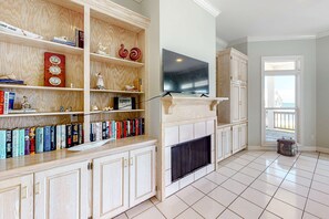 Interior - Fantastic beachfront home with full kitchen, central AC, & washer,dryer (Dauphin Island)