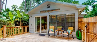 Dreamy island home with outdoor kitchen, gas grill, firepit, WiFi & lush yard