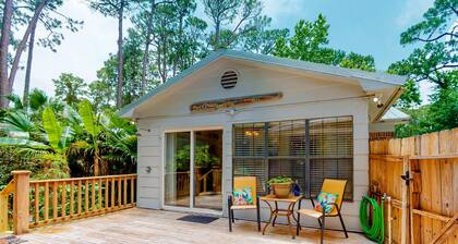 Dreamy island home with outdoor kitchen, gas grill, firepit, WiFi & lush yard