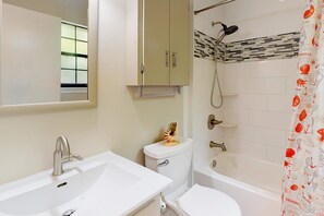Shower, towels - Dreamy island home with outdoor kitchen, gas grill, firepit, WiFi & lush yard (Dauphin Island)