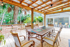 Outdoor dining - Dreamy island home with outdoor kitchen, gas grill, firepit, WiFi & lush yard (Dauphin Island)