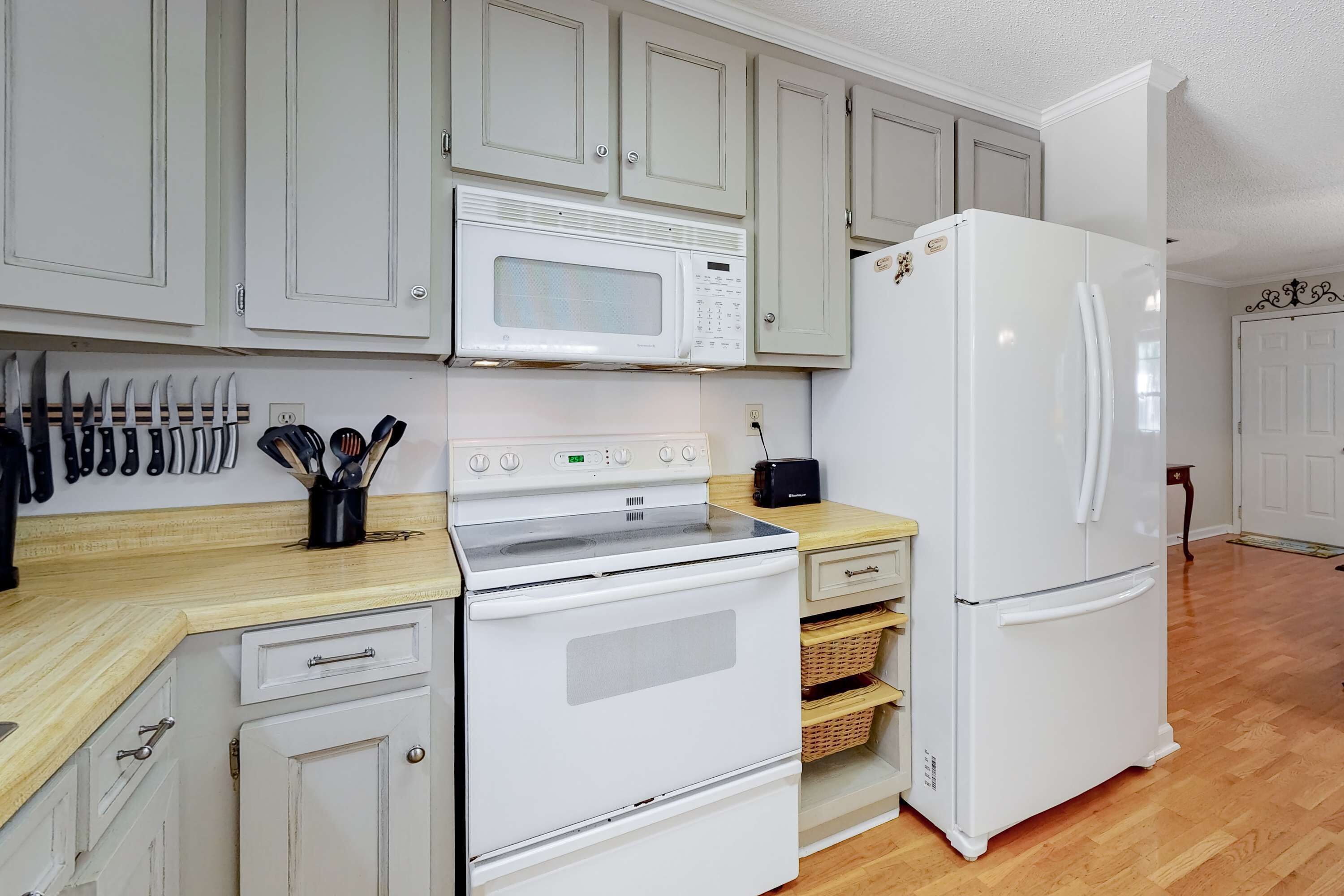 Refrigerador, microondas, horno y parrilla de estufa 