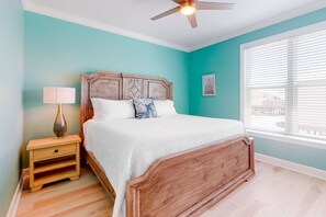 4 bedrooms, WiFi, bed sheets - Beautiful beach house with Gulf views, covered deck, central AC, and free WiFi (Dauphin Island)