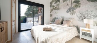 Bright house with spa and lake access