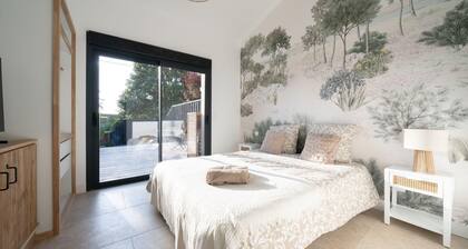Bright house with spa and lake access