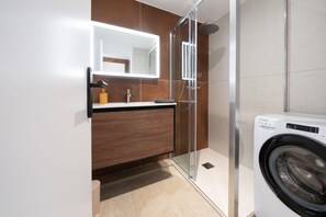 Shower, hair dryer, towels