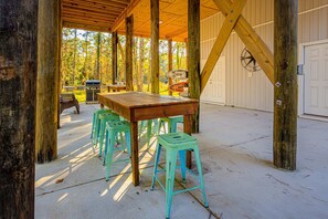 Outdoor dining - Gorgeous new-build with boat parking, bunk room, WiFi, AC - dogs welcome (Dauphin Island)