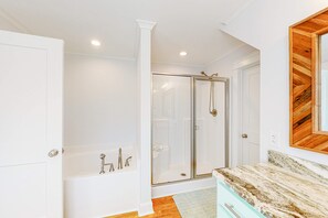 Shower, towels - Gorgeous new-build with boat parking, bunk room, WiFi, AC - dogs welcome (Dauphin Island)