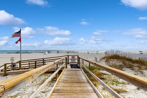 On the beach - Gulf-front 6th-floor condo with balcony, pool, hot tub, & sauna - beach access (Orange Beach)