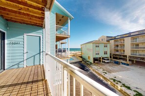 Property grounds - Gulf Front Getaway w/ Free WiFi, Central A/C, Balcony, Shared Pool, Beach Access (Orange Beach)